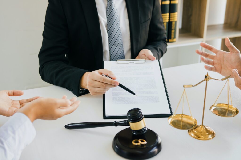 Couples are arguing in a poignant mood in the divorce process while the lawyer